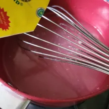 Dalam panci masukkan 300 ml air beserta 1/2 bungkus agar-agar dan 80 gr gula. Nyalakan api, didihkan.