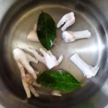 Rebus ceker. Buang air rebusan pertama. Kemudian rebus kembali bersama daun salam dan garam sampai empuk.