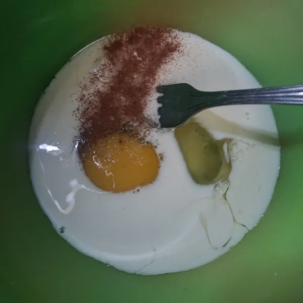 Campur susu cair, kayu manis bubuk, dan telur, kocok rata.