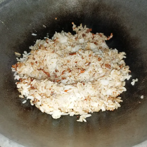 Kemudian tumis bumbu halus sampai matang dan harum, masukkan nasi putih dan aduk-aduk sampai tercampur rata.