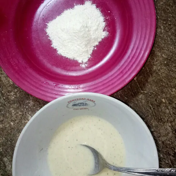 Siapkan tepung basah dan tepung kering.