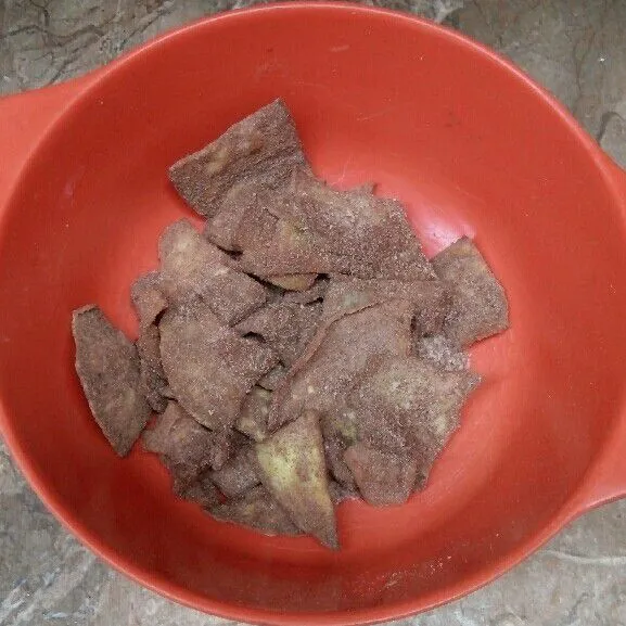 Kocok rata hingga semua permukaan ubi terbalut sempurna. Siap disajikan.