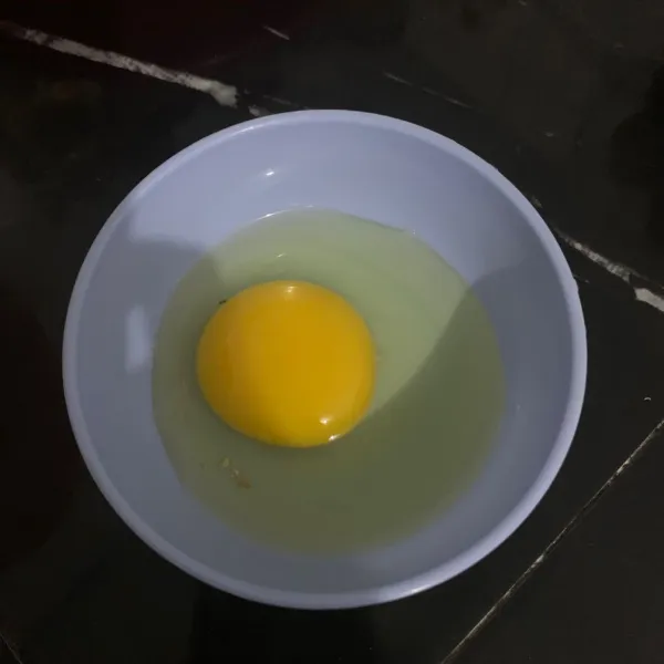 Pecahkan 1 butir telur