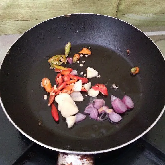 Tumis cabe, bawang merah dan bawang putih hingga layu.