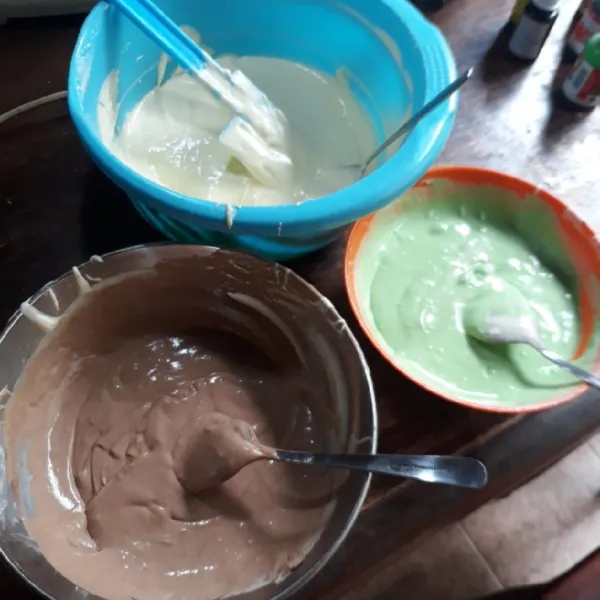 Bagi 3 adonan. 1 bagian original, 1 bagian tambahkan pasta pandan dan pewarna hijau. 1 bagian tambahkan pasta cokelat dan pewarna cokelat, aduk rata.
