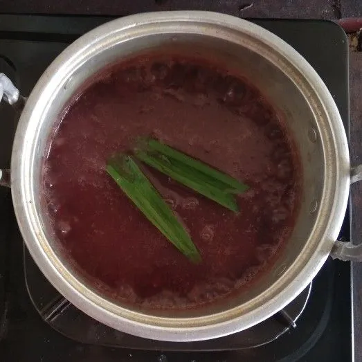 Cuci bersih ketan hitam, rendam semalaman. Rebus ketan hitam dengan air. Tambahkan gula pasir dan daun pandan. Rebus hingga ketan hitam empuk dan pecah.