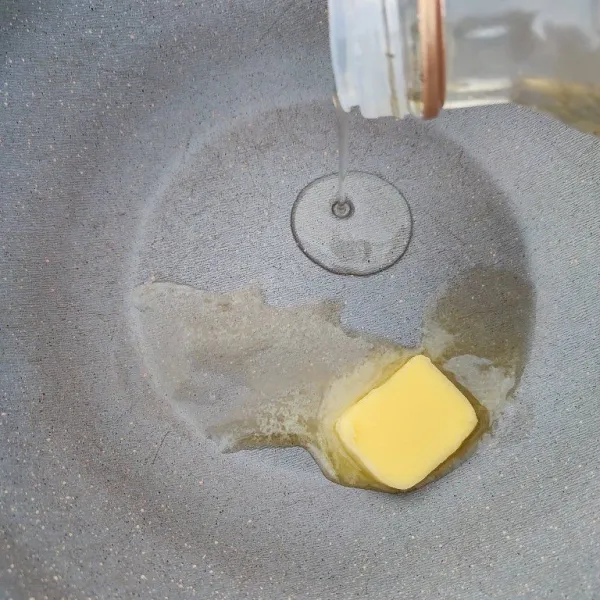 Panaskan butter dan olive oil.