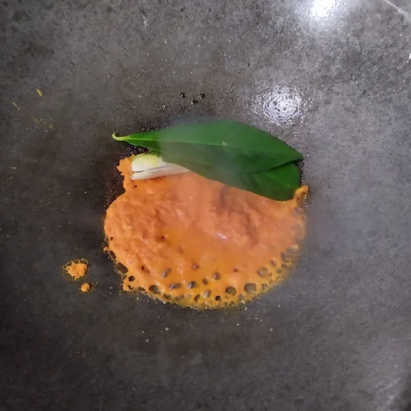 Tumis bumbu halus, serai dan daun salam hingga harum.