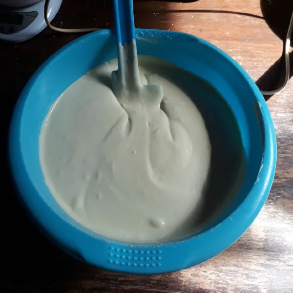 Tambahkan margarin, aduk balik dengan spatula.