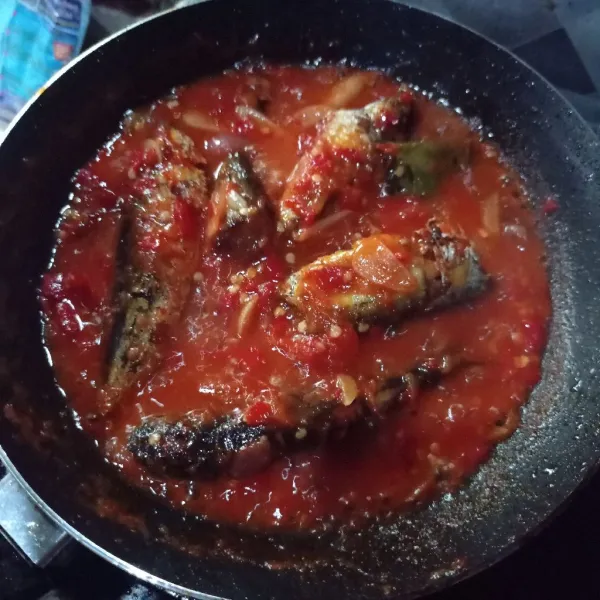 Masukkan ikan goreng, aduk rata dan masak sampai bumbu meresap, tes rasa matikan api