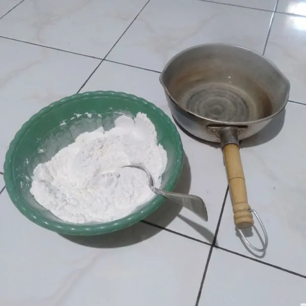 Campurkan tepung terigu, tepung tapioka, garam dan penyedap rasa, aduk hingga rata. Tambahkan air panas sedikit demi sedikit sambil di aduk hingga rata.