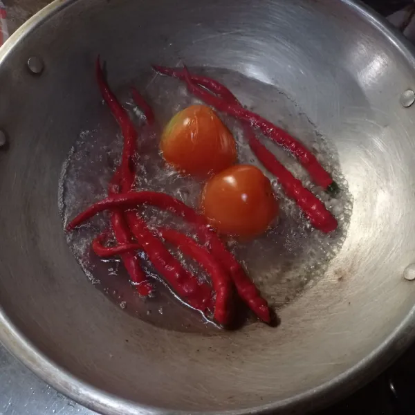 Rebus cabe dan tomat sampai matang