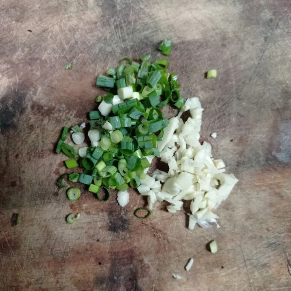 Cincang bawang putih, dan iris daun bawang