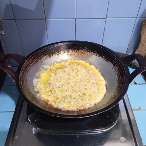 Tuang adonan mie, masak dengan api sedang sampai matang kedua sisinya.