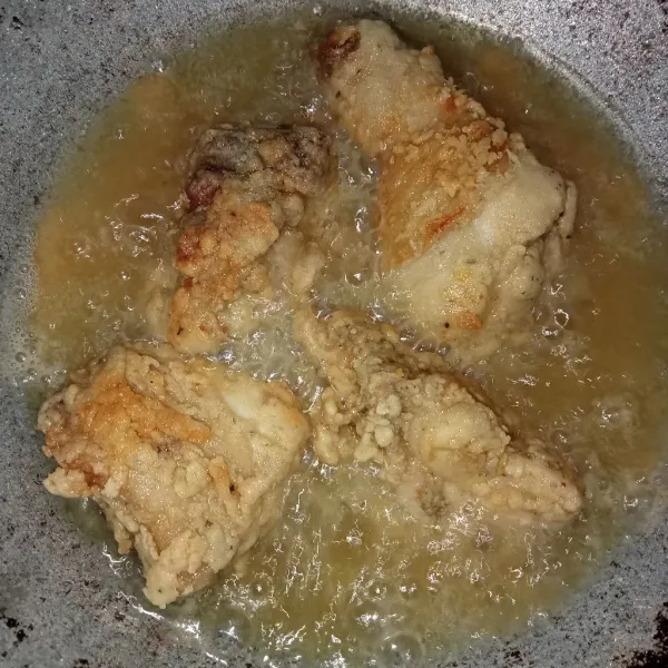 Panaskan minyak lalu masukkan ayam dan goreng hingga kuning keemasan. Angkat tiriskan dan sajikan.