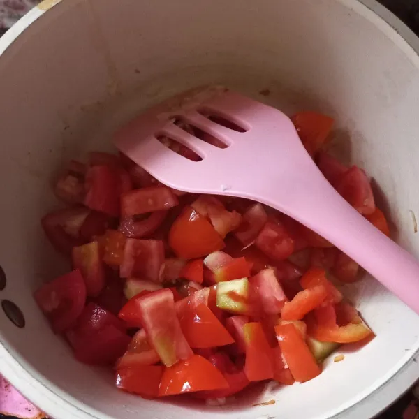 Potong-potong tomat, kemudian masukan ke dalam panci, aduk rata.