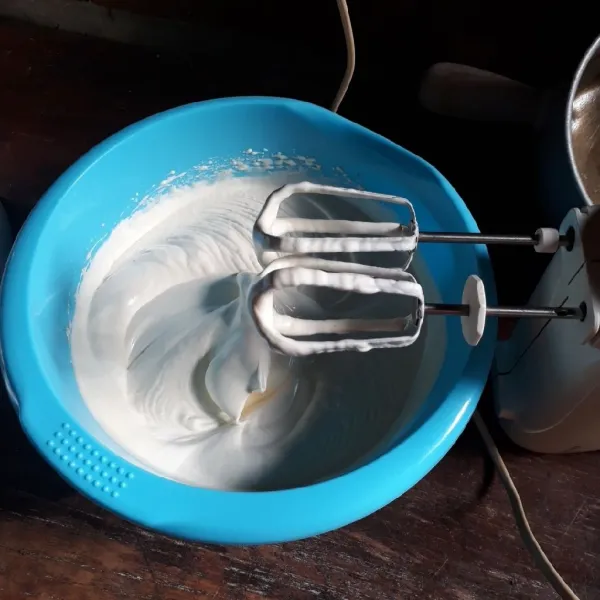 Campurkan gula, telur dan SP. Mixer dengan kecepatan tinggi hingga kental (selama 8 menit).