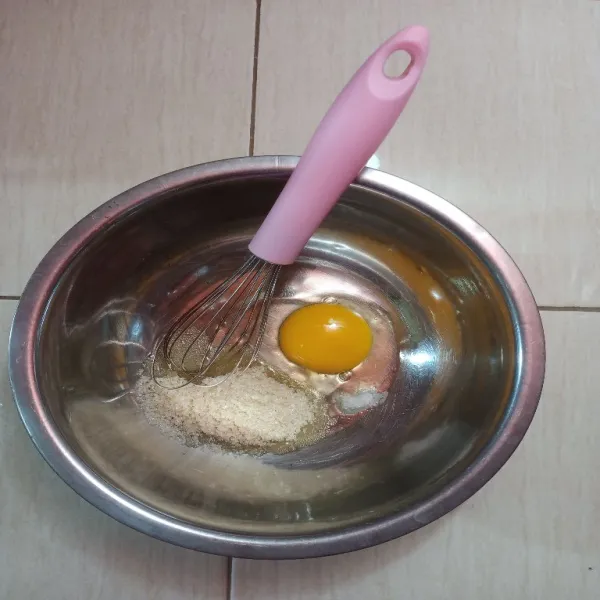 kocok telur, gula dan garam sampai gula larut