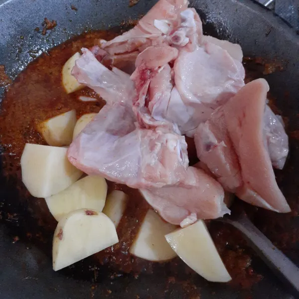 Masukkan daging ayam dan kentang, aduk rata. Masak hingga daging ayam berubah warna.