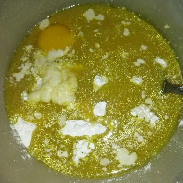 Kremes : siapkan tepung tapioka, tepung beras, baking powder dan telur, lalu masukkan air sisa kaldu sambil disaring, aduk hingga tepung larut.