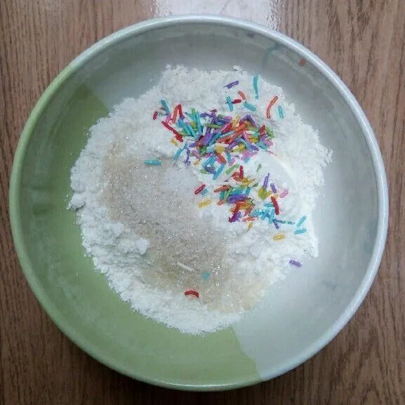 Campur semua tepung, gula pasir, garam, vanili bubuk dan meses.