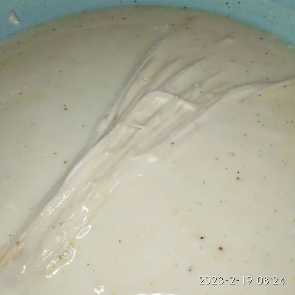 Celupkan enoki kedalam adonan basah, bolak-balik sampai enoki terlumuri.