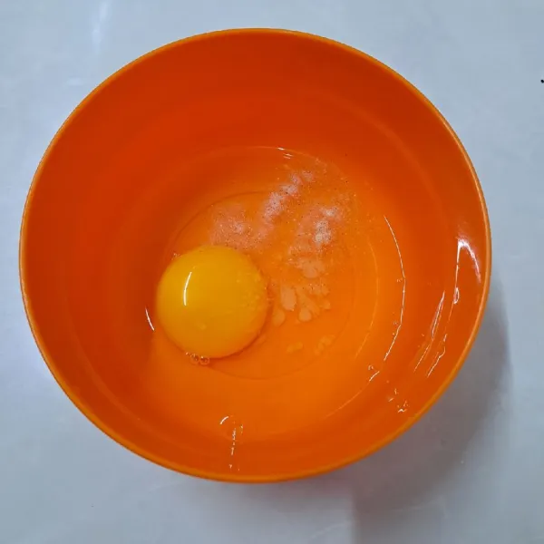 Kocok telur, garam dan merica sampai rata.
