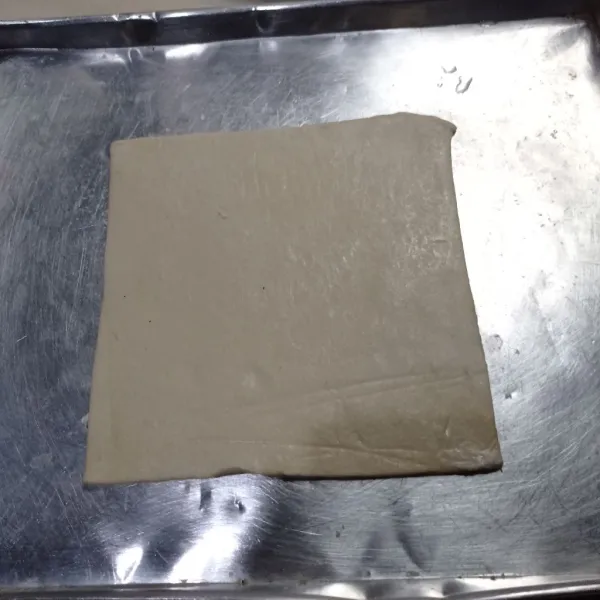 Siapkan selembar puff pastry instan ukuran 14x14 cm