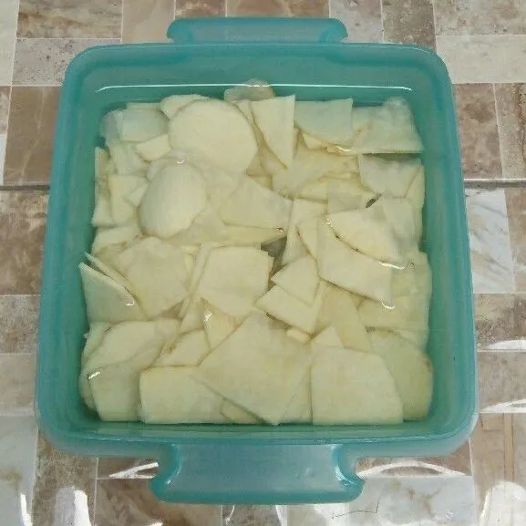 Cuci bersih ubi, potong tipis. Rendam dengan bahan rendaman selama 30 menit.