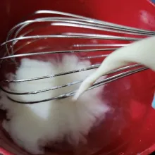 Lapisan terakhir untuk alas; masak 1/2 bks agar-agar plain bersama susu cair dan kental manis dan 200 ml air.
