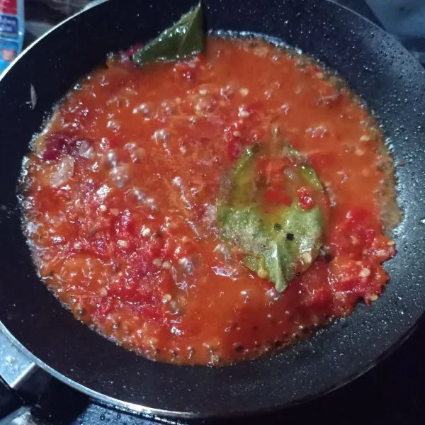 Masukkan tomat dan cabe halus, aduk rata lalu tuang sedikit air, garam, gula, kaldu bubuk dan saus tomat, aduk rata masak sampai mendidih