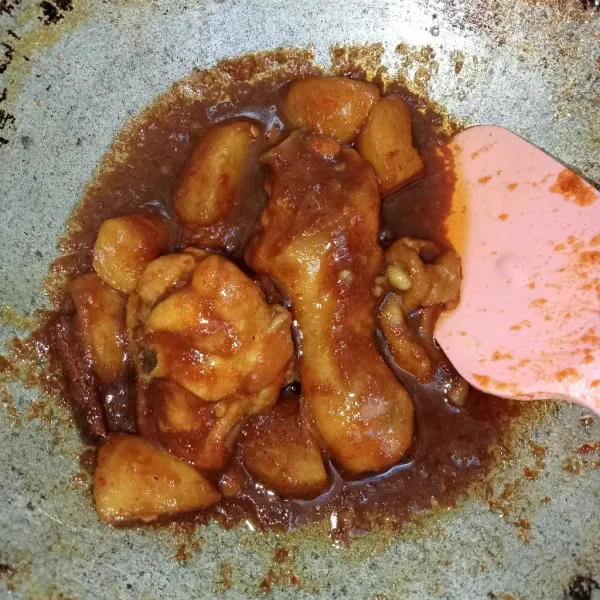 Masak hingga air menyusut dan bumbu mengental tes rasa dan matikan api.