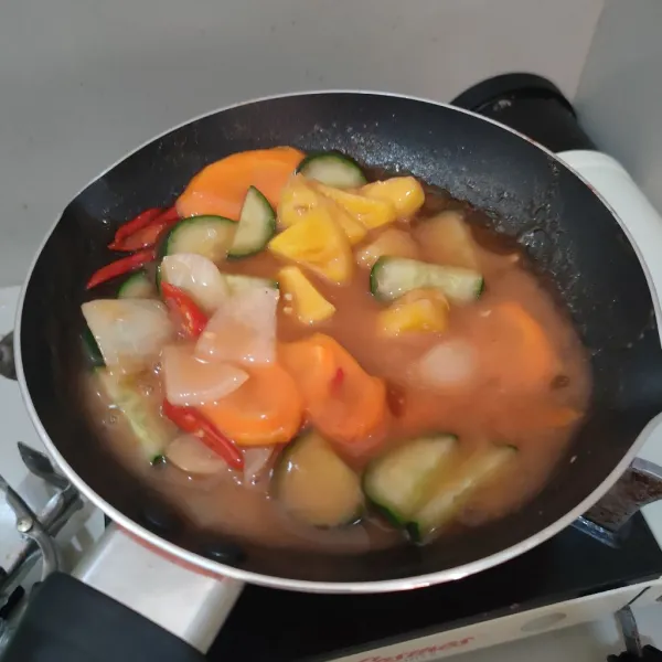 Campurkan di mangkuk semua bahan saus, kemudian masukan ke pan, aduk merata hingga mengental, kemudian koreksi rasa.