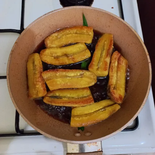 Tata pisang di atas teflon, masak hingga menyerap.