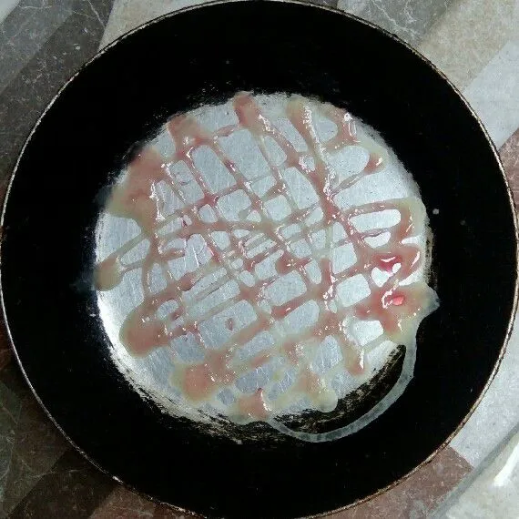 Oles teflon dengan margarin, cetak adonan. Jika permukaan sudah kering, olesi dengan selai strawberry.