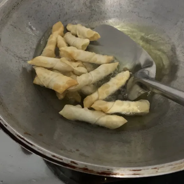 Goreng pangsit molen sampai kuning ke emasan lalu angkat tiriskan