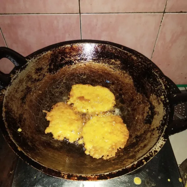 Goreng hingga matang, balik satu kali saja. Kemudian tiriskan dan nikmati