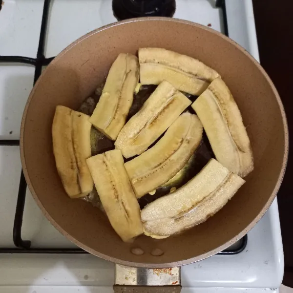 Panaskan margarin di atas teflon, tata potongan pisang di atasnya.