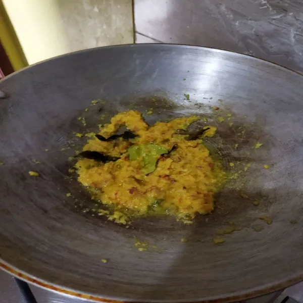 Masukan dalam wajan, bumbu yang dihaluskan, beri daun jeruk dan daun salam. Tumis dengan api sedang sampai matang.