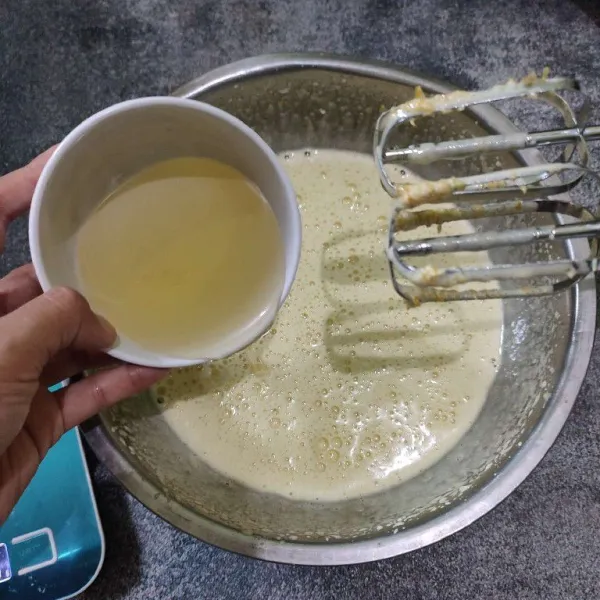 Tambahkan minyak goreng dan susu cair, mixer sebentar hingga tercampur rata.