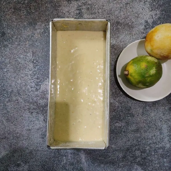 Salin adonan ke dalam loyang yang sudah di olesi margarin dan di taburi dengan sedikit terigu. Hentakkan beberapa kali agar udara dari adonan keluar.
