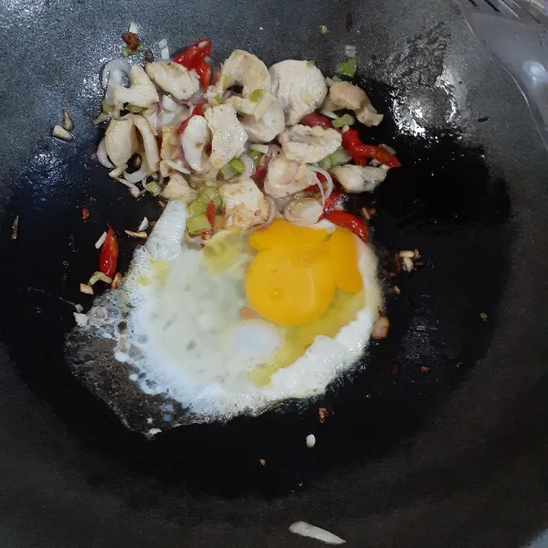 Masukkan telur ayam, orak-arik.