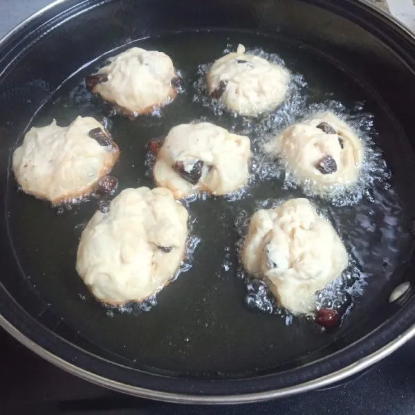 Kemudian goreng per 1 sdm sampai kecoklatan. Angkat dan tiriskan, setelah dingin taburi dengan gula donat.