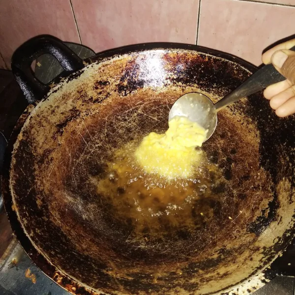 Panaskan minyak, kemudian ambil satu centong sayur dan dadar dalam wajan