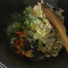 Masuk kan bawang putih, bawang bombai, cabe, dan daun bawang aduk merata