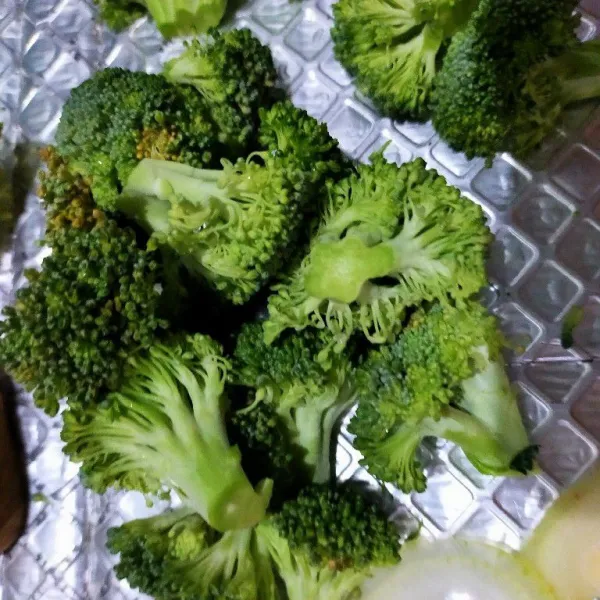 Potong-potong brokoli, cuci bersih.