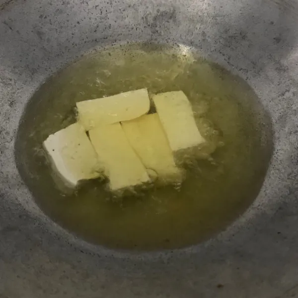 Potong tahu lalu goreng hingga matang.