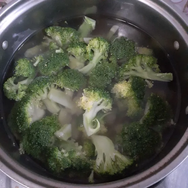 Panaskan air dalam panci hingga mendidih, tambahkan garam didalamnya. Rebus kentang hingga empuk, lalu masukkan brokoli dan rebus hingga brokoli setengah matang. Saring dan rendam kentang serta brokoli diair es untuk menghentikan proses masak dan menjaga warna brokoli tetap hijau.