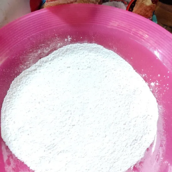Siapkan tepung bumbu putih, campur dengan baking powder, aduk rata.