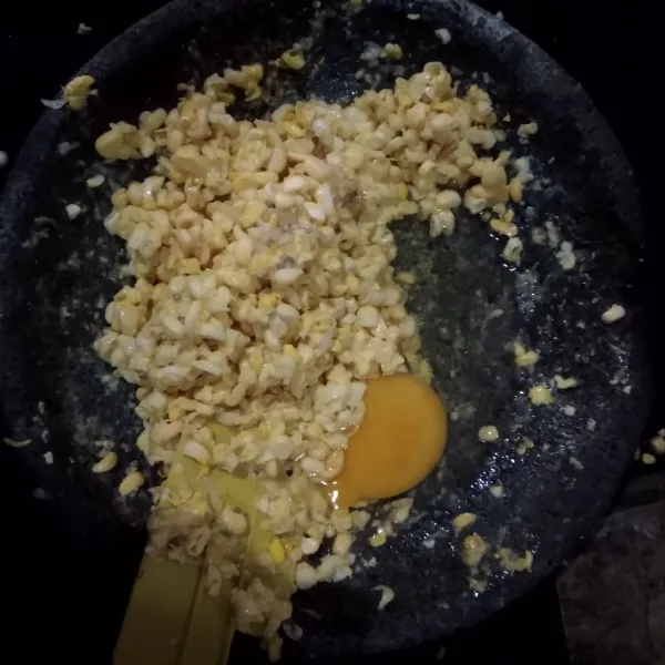 Tambahkan telur kemudian aduk rata